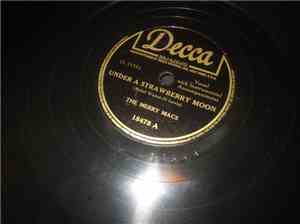 The Merry Macs - Under A Strawberry Moon / Pass The Biscuits Mirandy